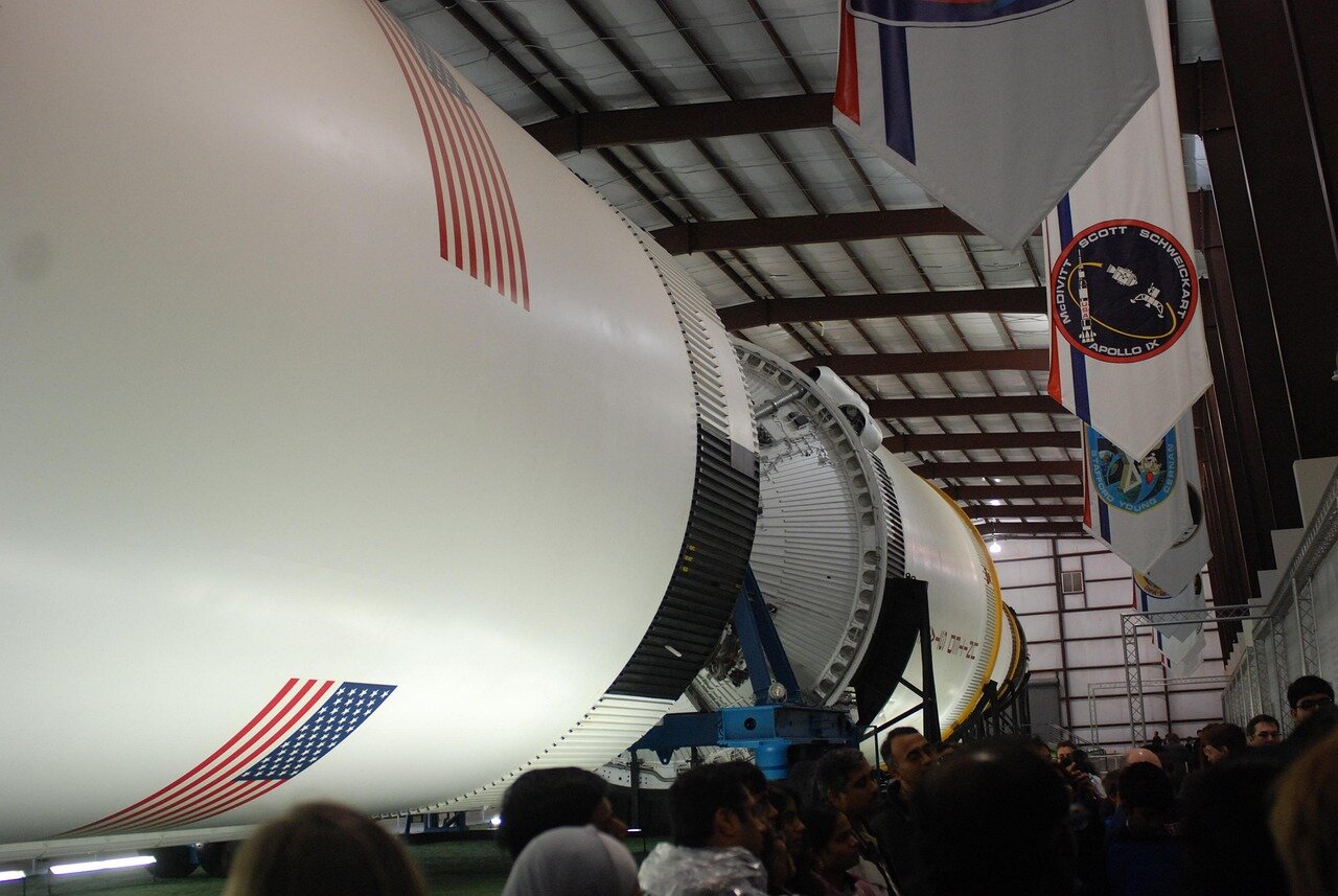 A diverse group of attendees engages in discussions at the annual aerospace innovation conference hosted by La NASA del Sevilla, highlighting the growing interest in space careers among young people.