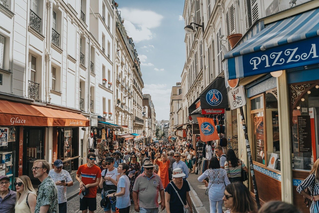 The atmosphere is electric as supporters gather to support their teams, highlighting the significance of the upcoming clash between PSG and Arsenal