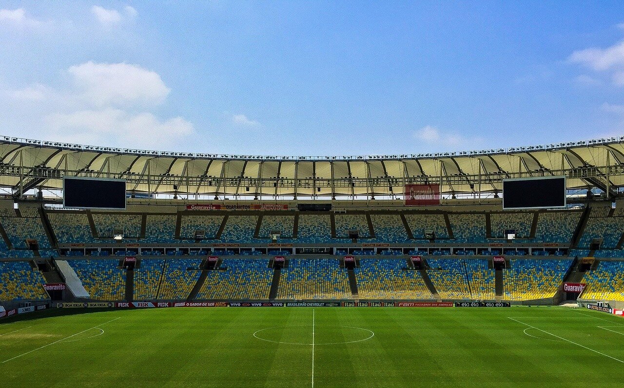 サッカー界におけるモウリーニョの影響を象徴する戦術ボードの前に立つ姿