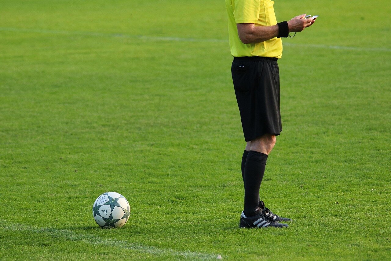 UEFAチャンピオンズリーグの試合中、VAR判定によって取り消されたゴールに対して選手やファンが不満を表明しているシーン。