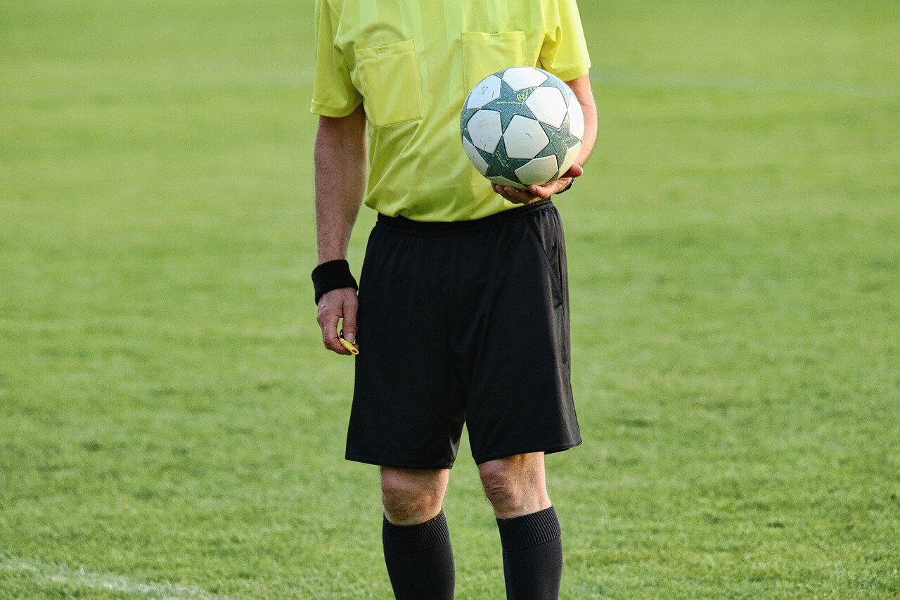 サッカースタジアムでファンがVARの判定に対して不満を表現している様子