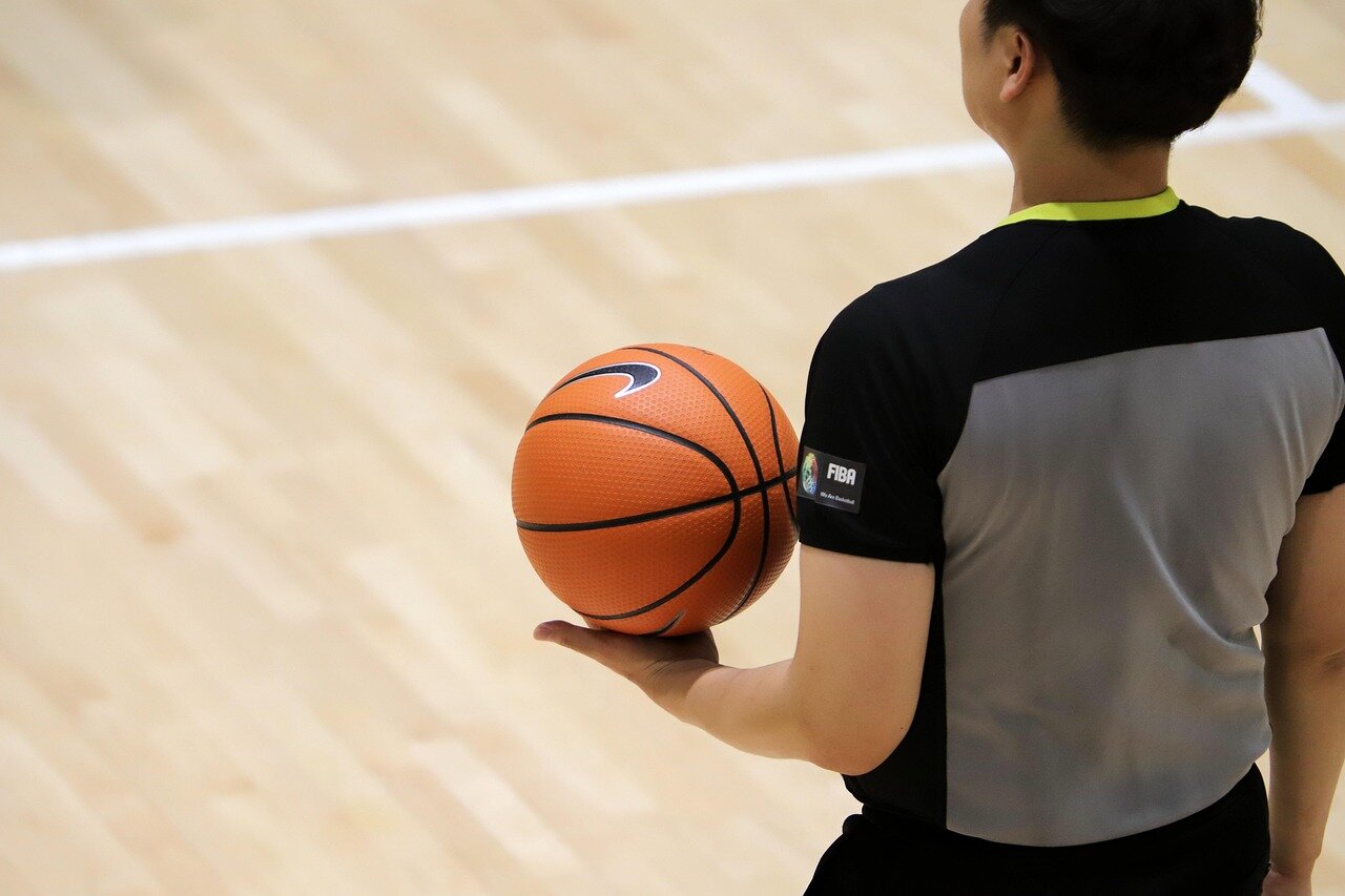 VARの導入によって試合の流れが変わり、選手が驚きや困惑を隠せない瞬間の表情