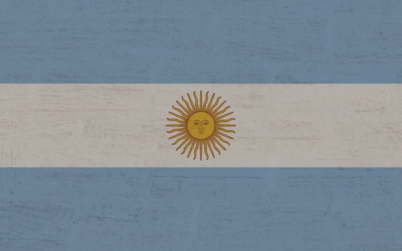 Fans passionately sing songs referencing the Malvinas, creating an atmosphere charged with irony and sentiment during the celebration in Argentina