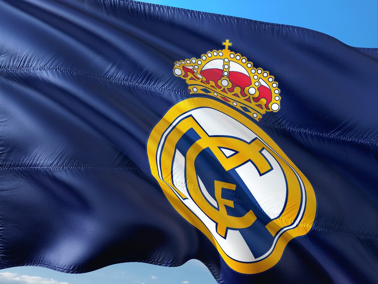 A closeup of Dumfries signing his contract with Real Madrid, marking a significant moment in his professional career